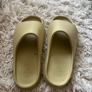 Yeezy slides d*pes